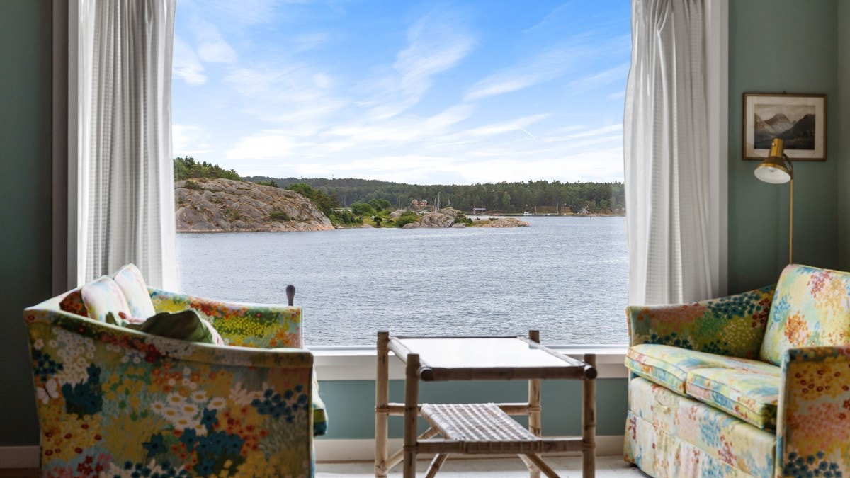 Det store, sjarmerende vinduet åpner opp til den fantastiske utsikten av skjærgården. Galleribilde