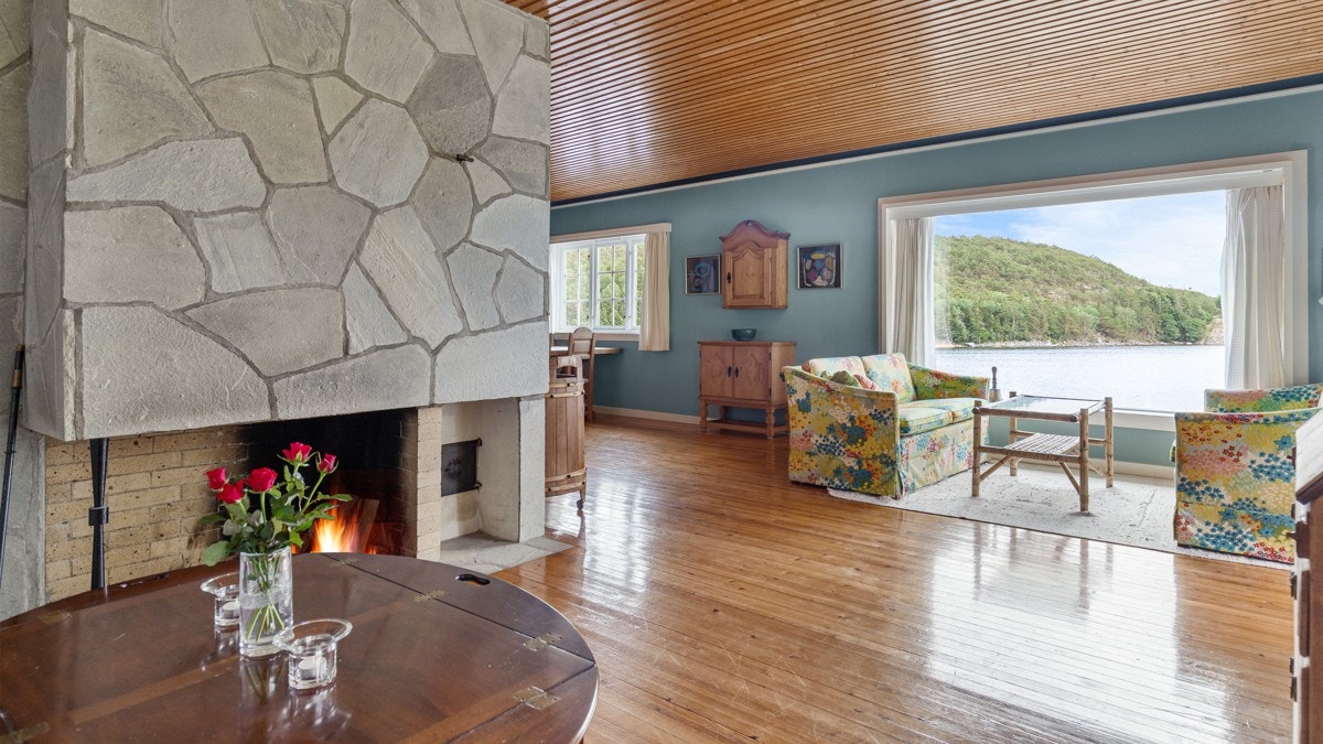 Blåtonene harmonerer fint med det gylne tregulvet, taket og detaljene i tre. Galleribilde