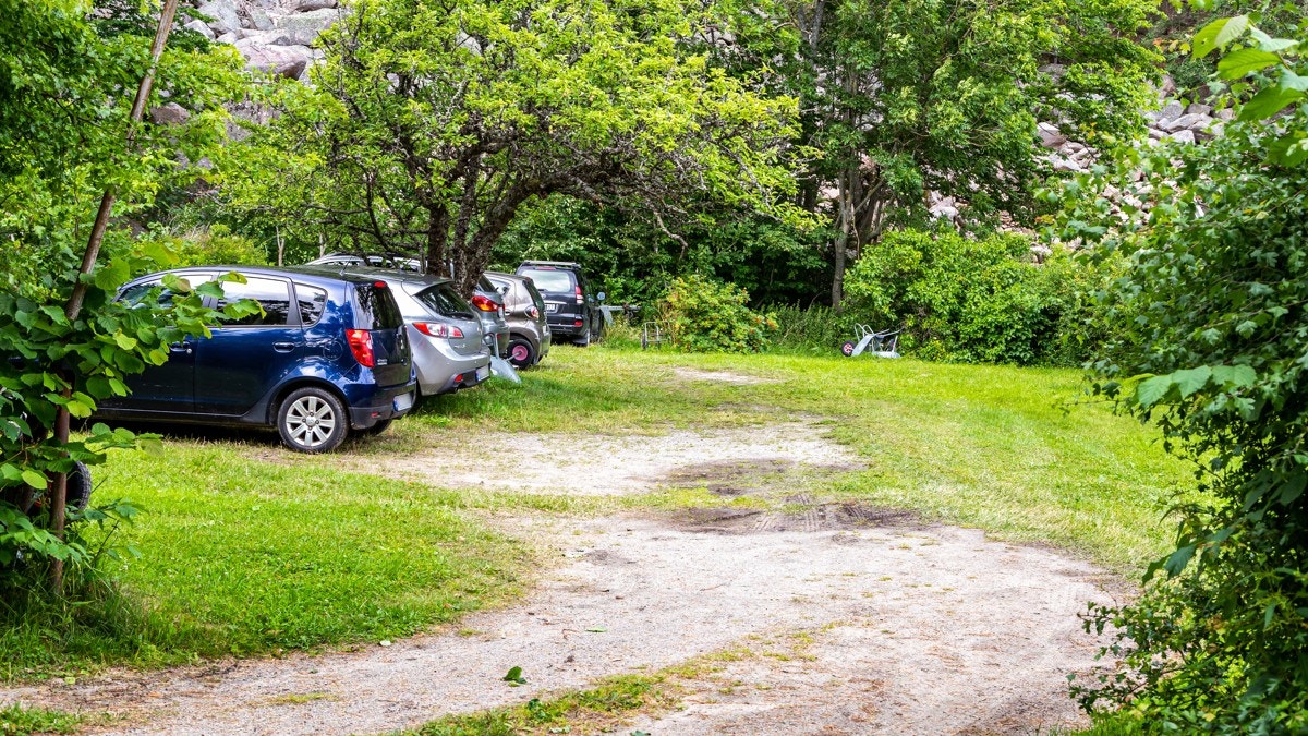 Med eiendommen medfølger parkeringstomt med eget gård- og bruksnummer. Her er det plass til å parkere 6 biler (avhengig av parkeringen). Galleribilde