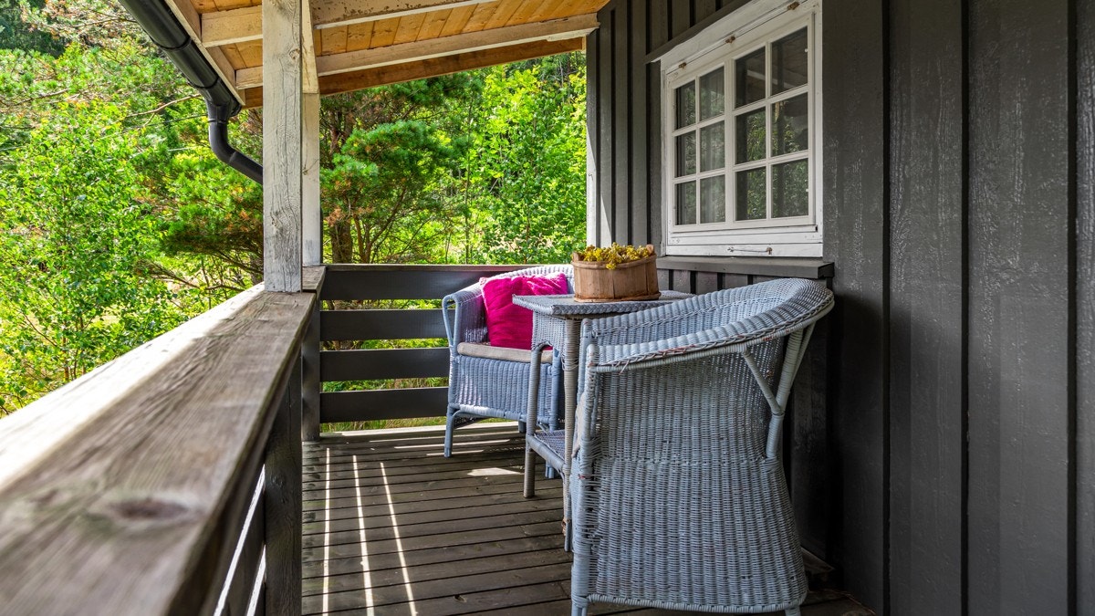 Gjestehytta har også en overbygget balkong i tre. Galleribilde