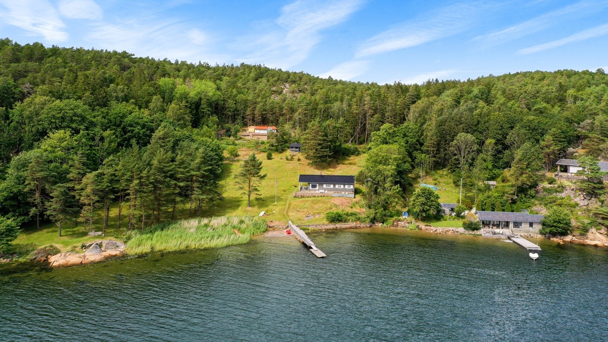 Strandeiendommen har 14 mål tomt du kan boltre deg på. Galleribilde