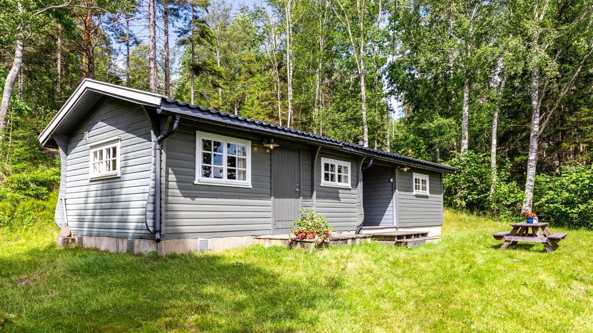 Strandeiendommen har to gjestehytter som byr på mange sovemuligheter og god plass. Galleribilde