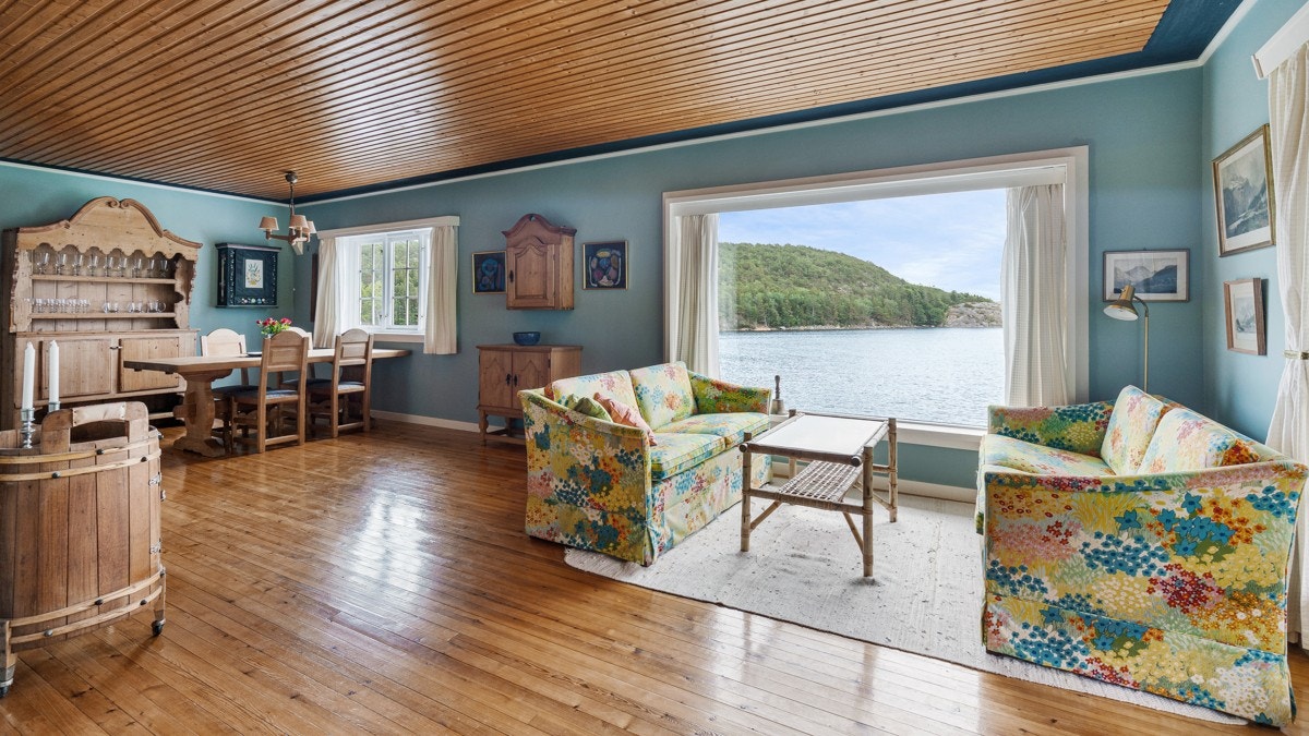 Den romslige planløsningen sørger for mange ulike innredningsmuligheter, og det er god plass til både spisestue og flere sittegrupper. Galleribilde