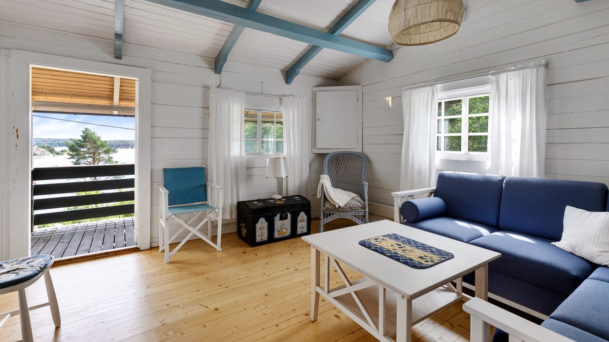 Hvitmalte vegger mot blåmalte bjelker gir stuen et lyst og maritimt preg. Galleribilde
