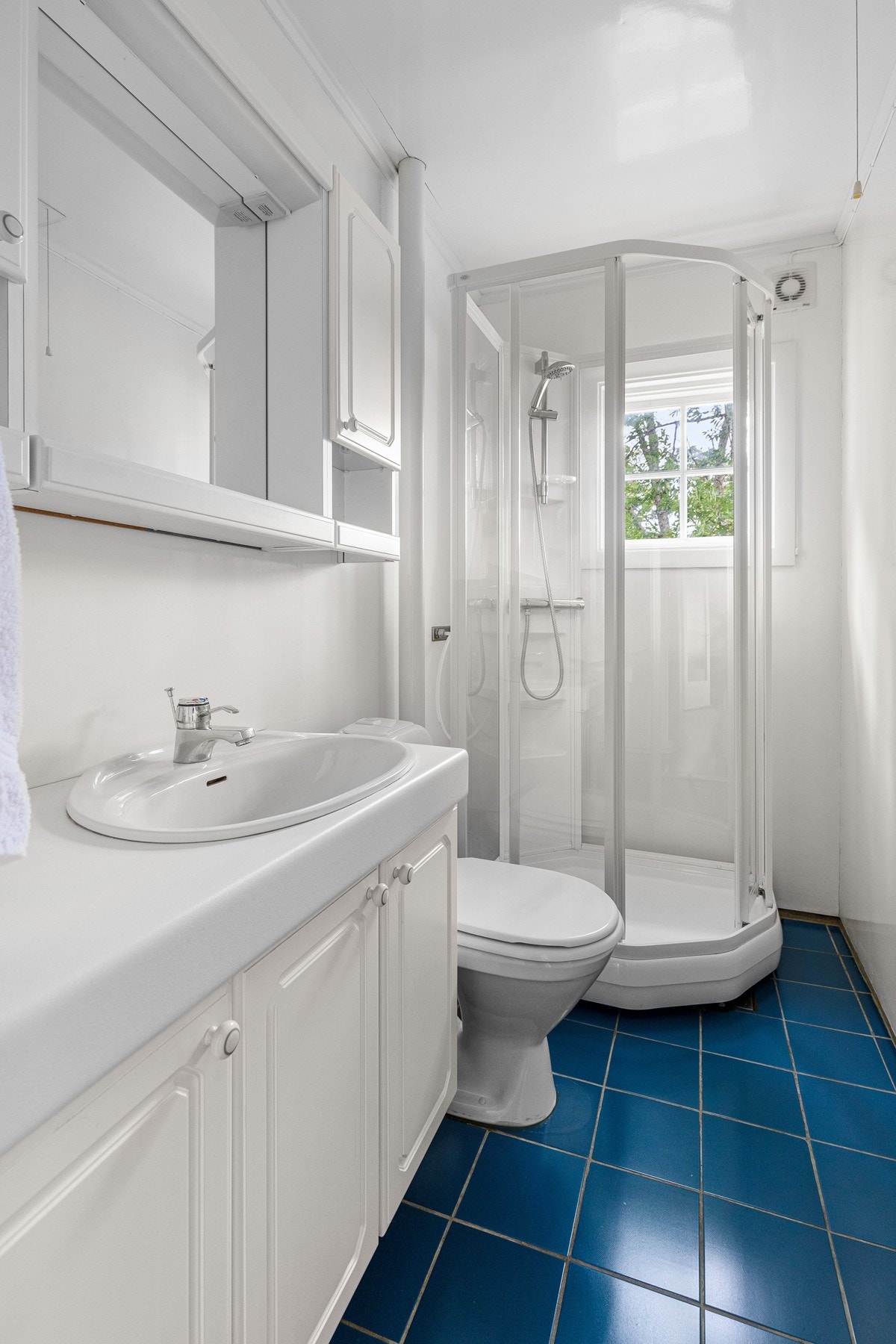 Den lyse innredningen gir badet et rent og behagelig preg, og det flislagte gulvet har varmekabler. Galleribilde