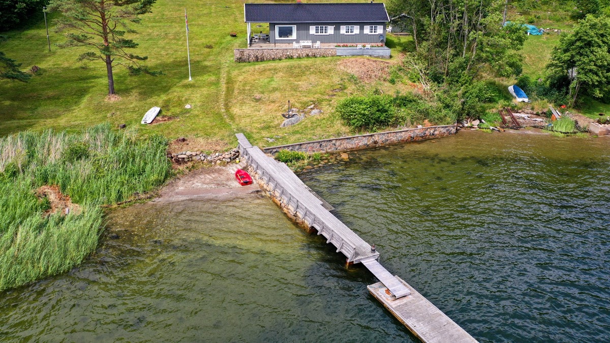 Stranden har helt naturlig sand, så her er det godt for både små og store føtter å både tråkke i sanden og bade i sjøen. Galleribilde