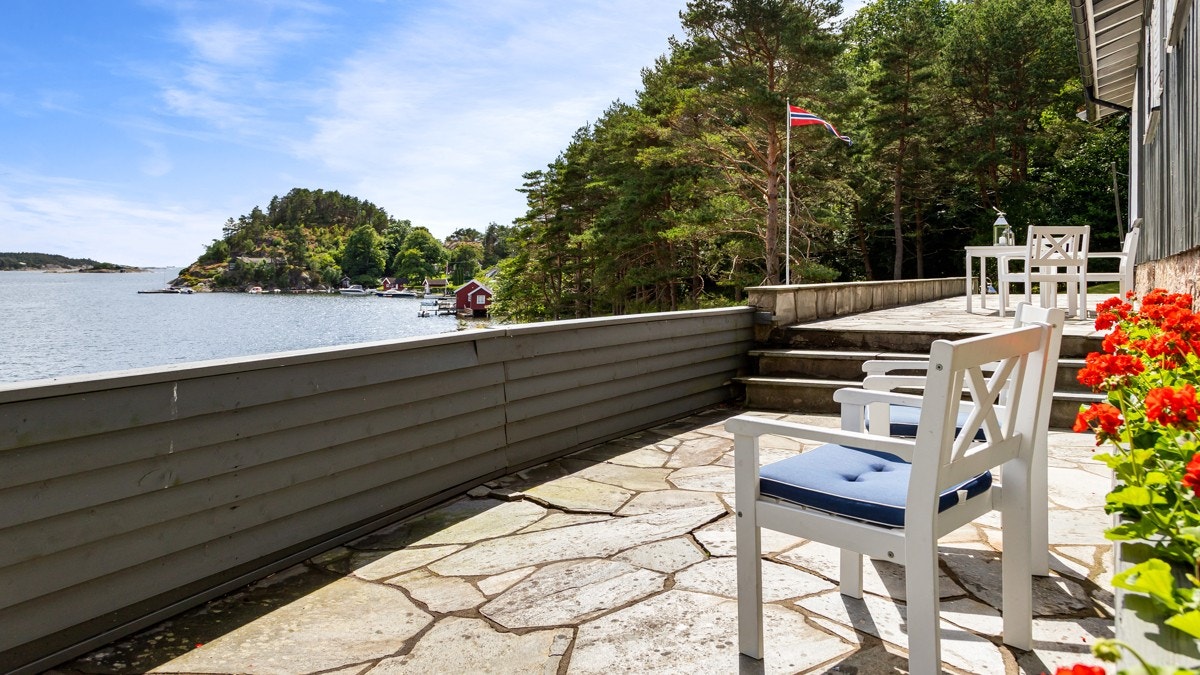 Terrassen er skiferbelagt og har et samlet areal på ca. 48 kvm. Galleribilde