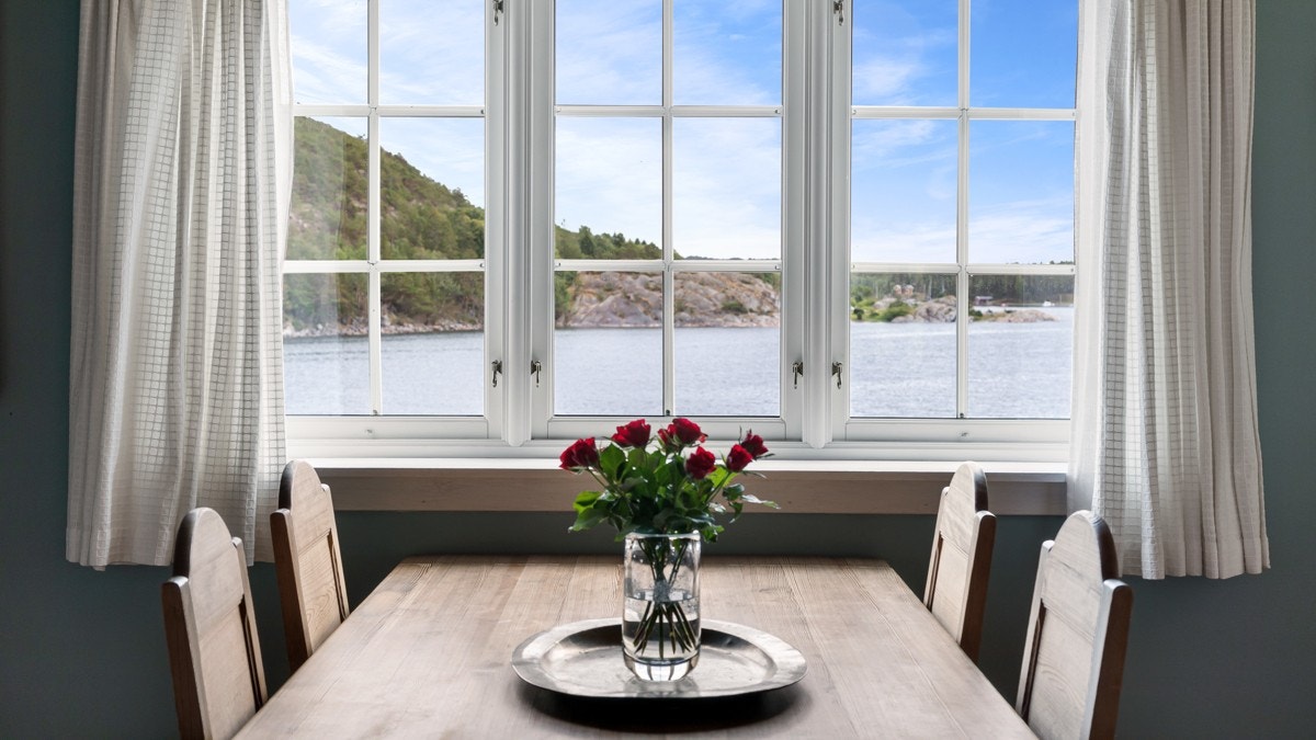 Sjøen og solen slippes rett inn i stuen og blir en naturlig del av interiøret Galleribilde