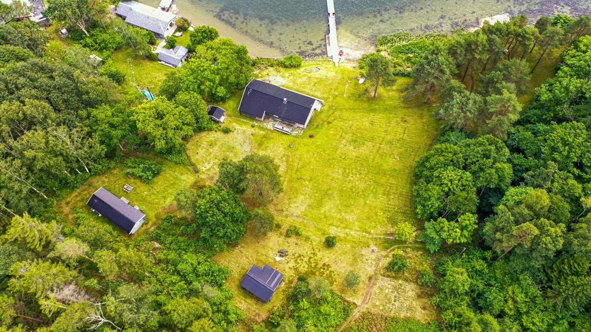 Den enorme plenen som omkranser hytta og de to gjestehyttene gir en enorm frihetsfølelse. Galleribilde