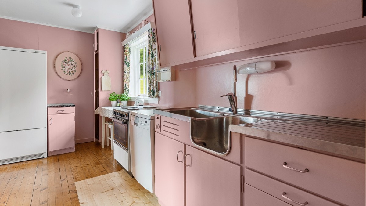 Fra gangen er det adkomst til et koselig og originalt kjøkken fra 60-tallet. Galleribilde