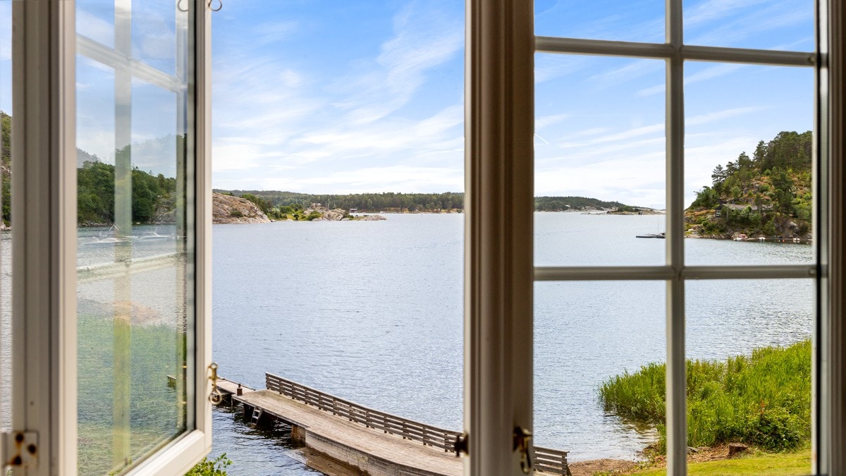 Det er nydelig utsikt til sjøen fra to soverom. Galleribilde