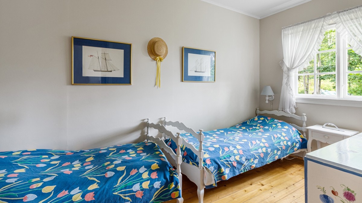 Det er normal størrelse på soverommene, og alle rommene har garderobeløsning. Galleribilde