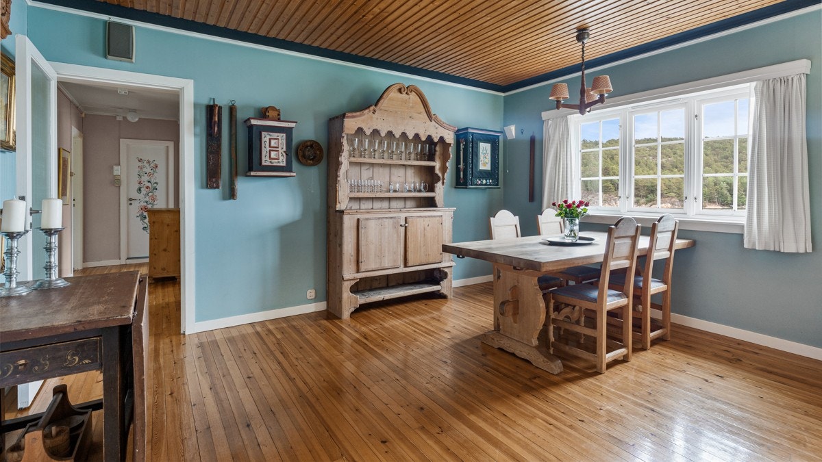 Havets farger er hentet opp i innredningen, og de duse, blåmalte veggene gir en behagelig ro i rommet. Galleribilde