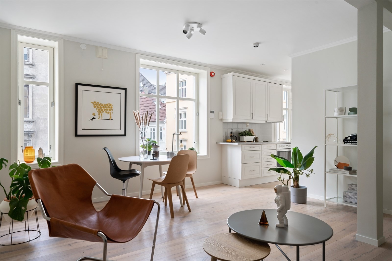 Åpen løsning mellom stue og kjøkken Galleribilde