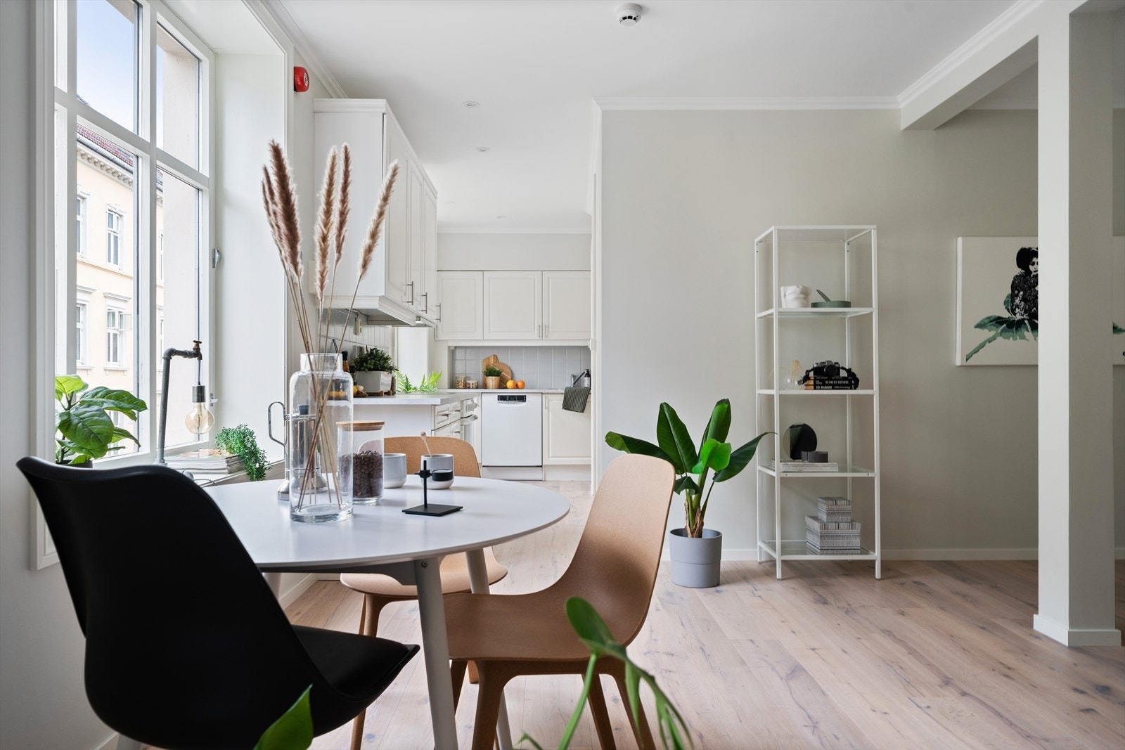 Koselig passering av spisebord foran vinduet Galleribilde