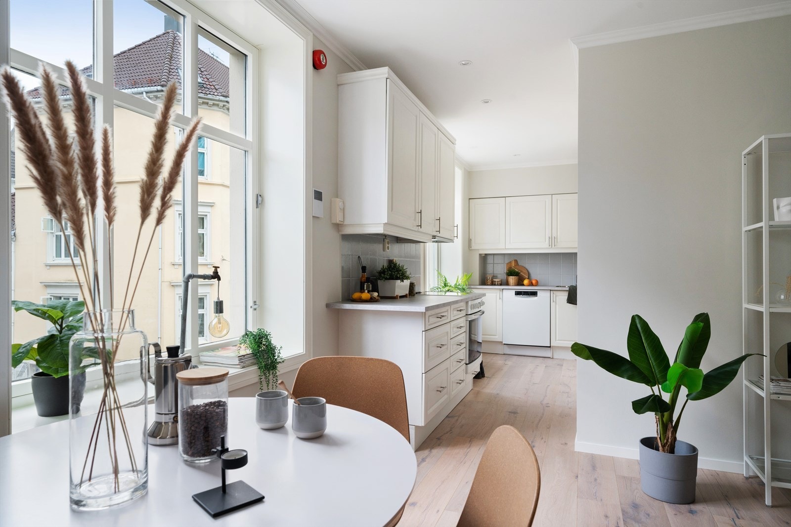 Åpen løsning mellom stue og kjøkken Galleribilde