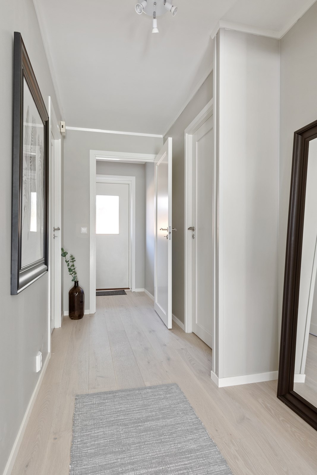 Romslig entré med plass for garderobemøblement Galleribilde