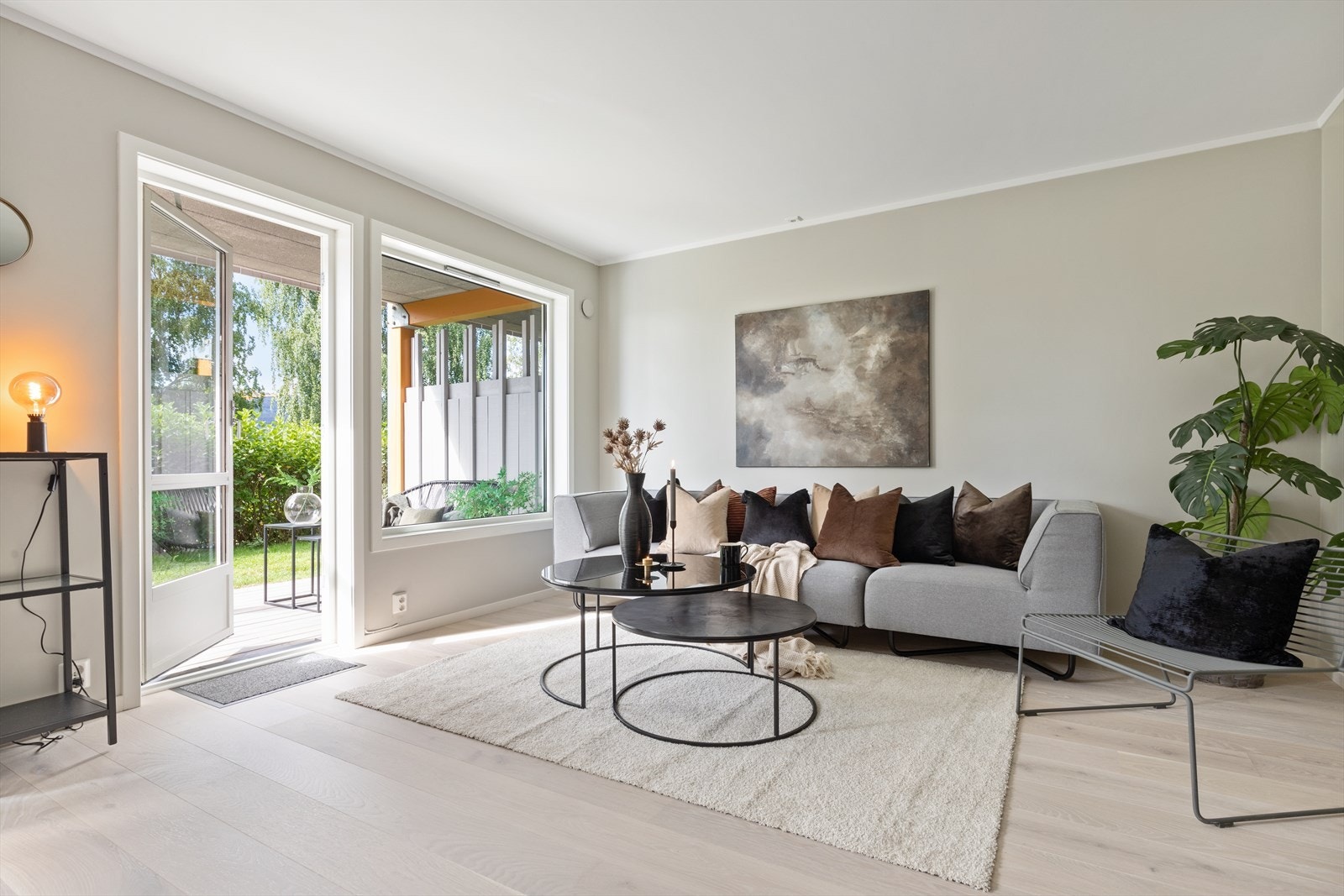 Fra stuen er det utgang til den store terrassen Galleribilde