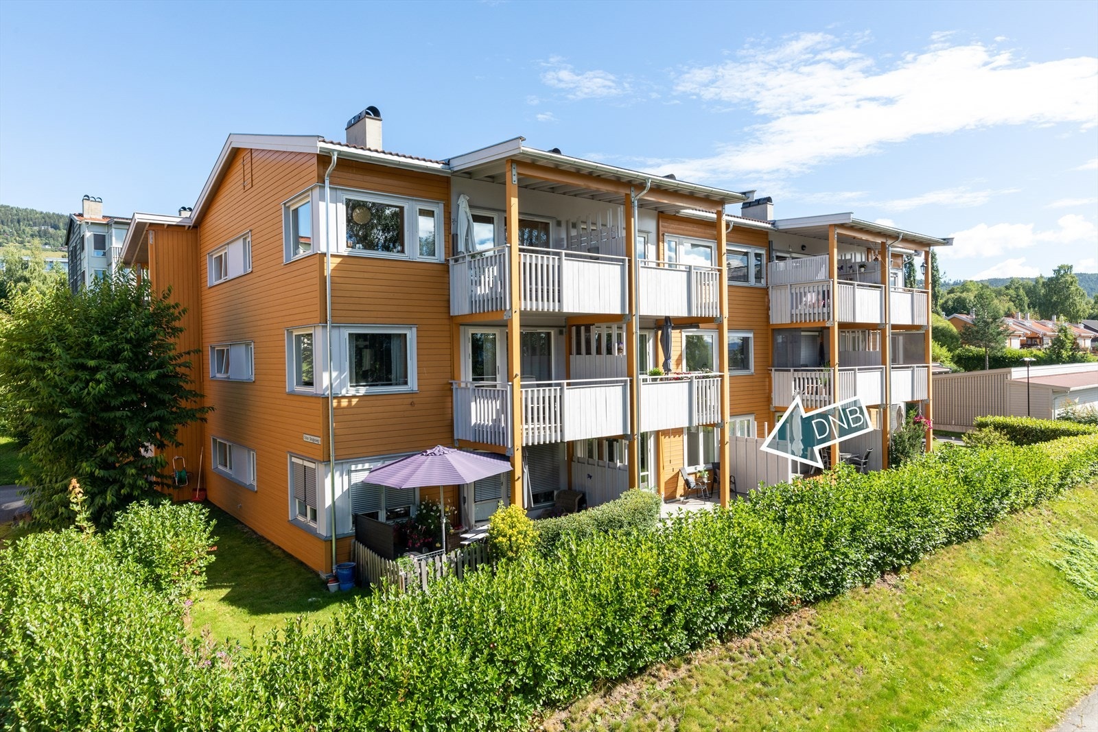 Leiligheten ligger på bakkeplan i bygg med leiligheter i tre etasjer Galleribilde