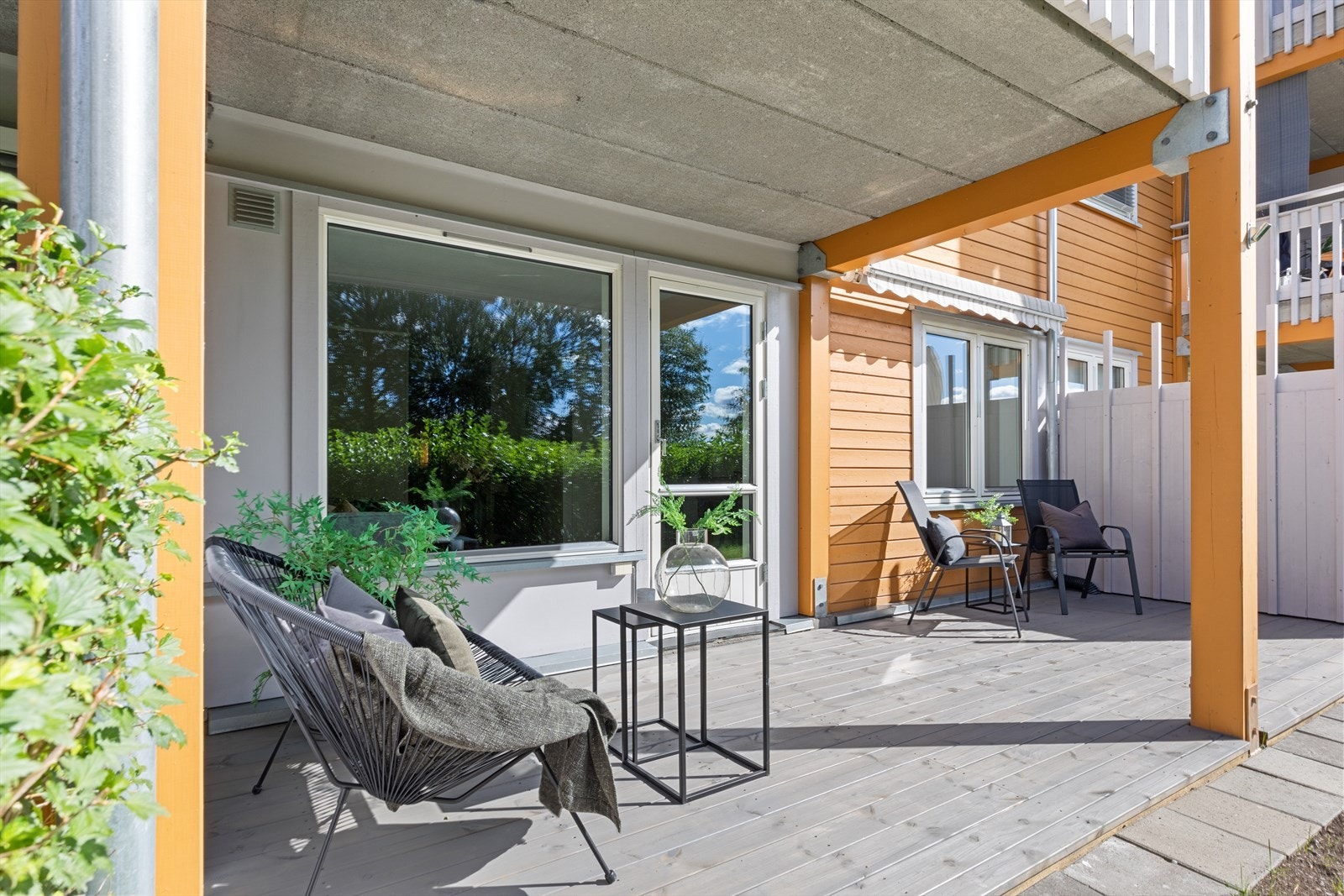 Lun og solrik terrasse, skjermet mot naboer med nye levegger Galleribilde