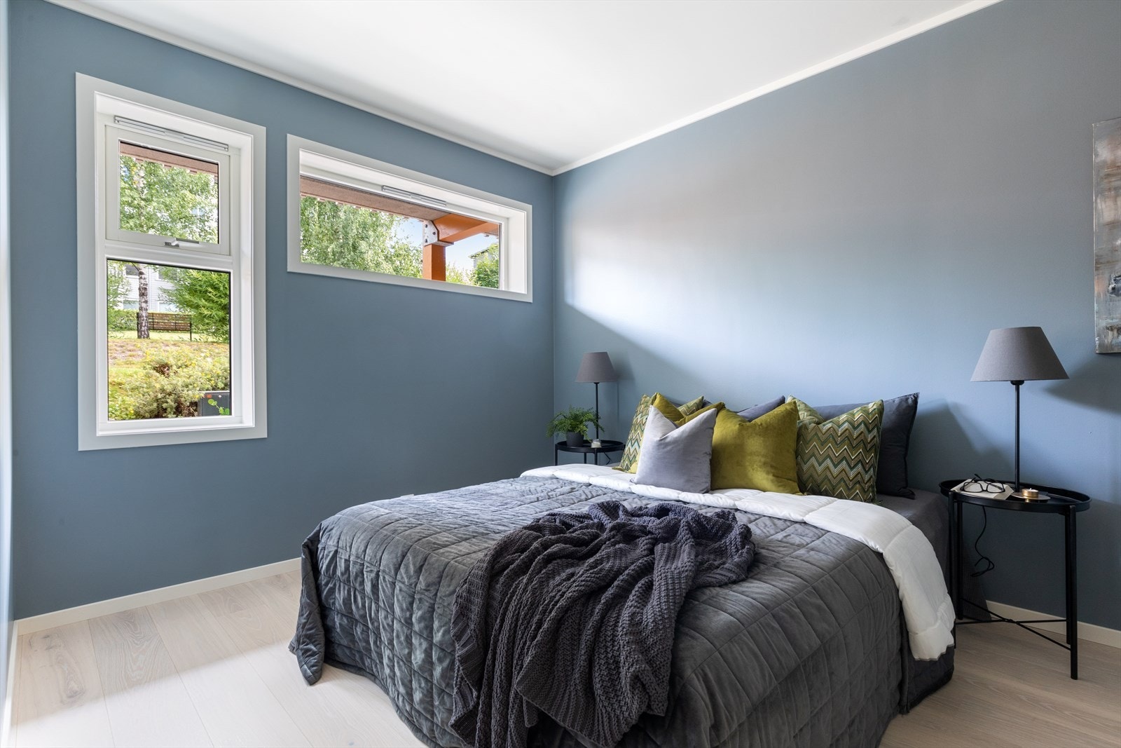 Stort og innbydende soverom malt i lun farge Galleribilde