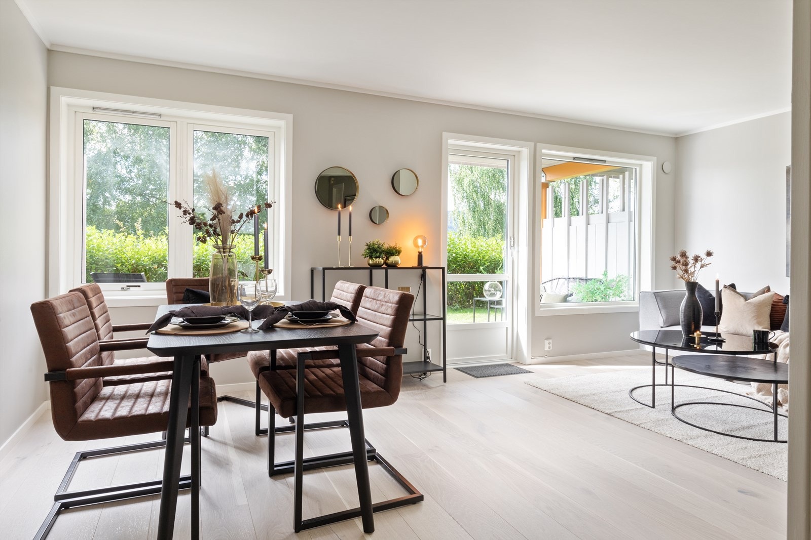 Ny, lys og fin én-stavs parkettgulv i alle oppholdsrom Galleribilde