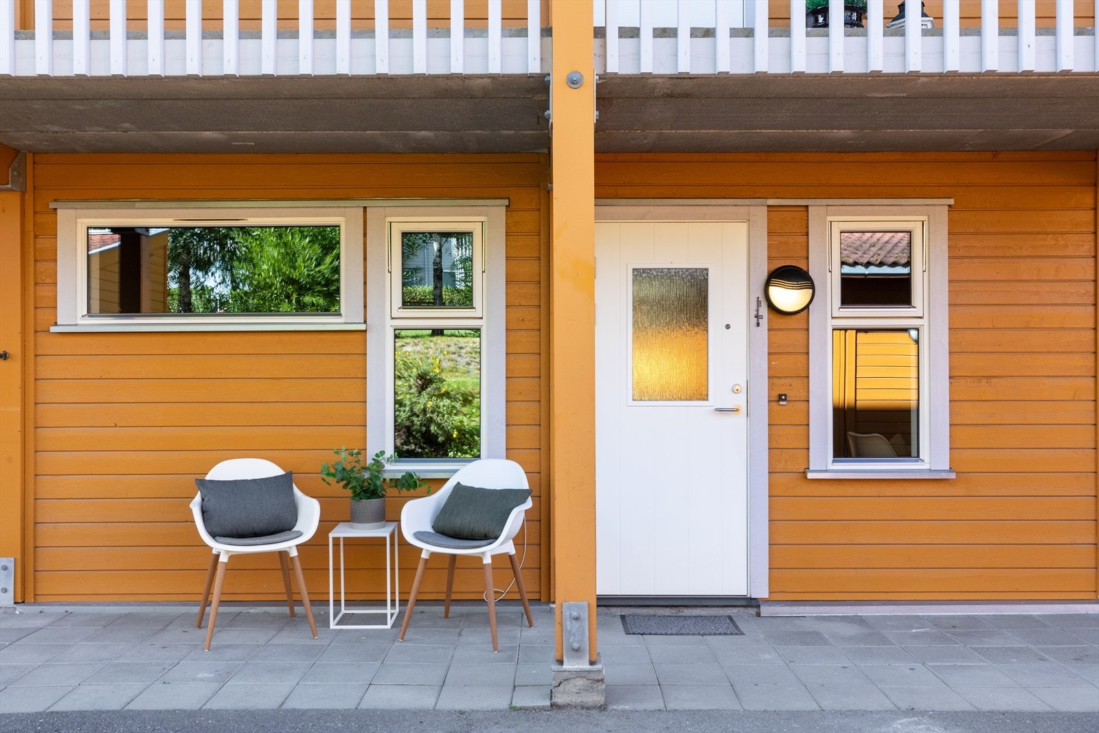 Trinnfri adkomst via hellelagt og overbygget inngangsparti Galleribilde