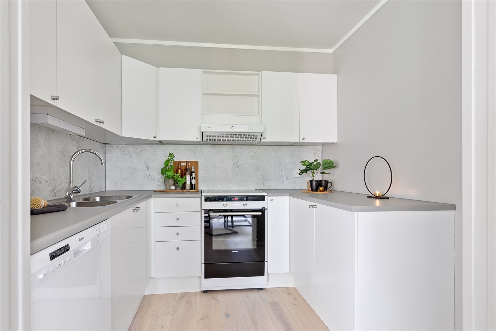 Kjøkkenet er oppgradert med nye fronter på underskap, moderne veggplater og malt benkeplate Galleribilde