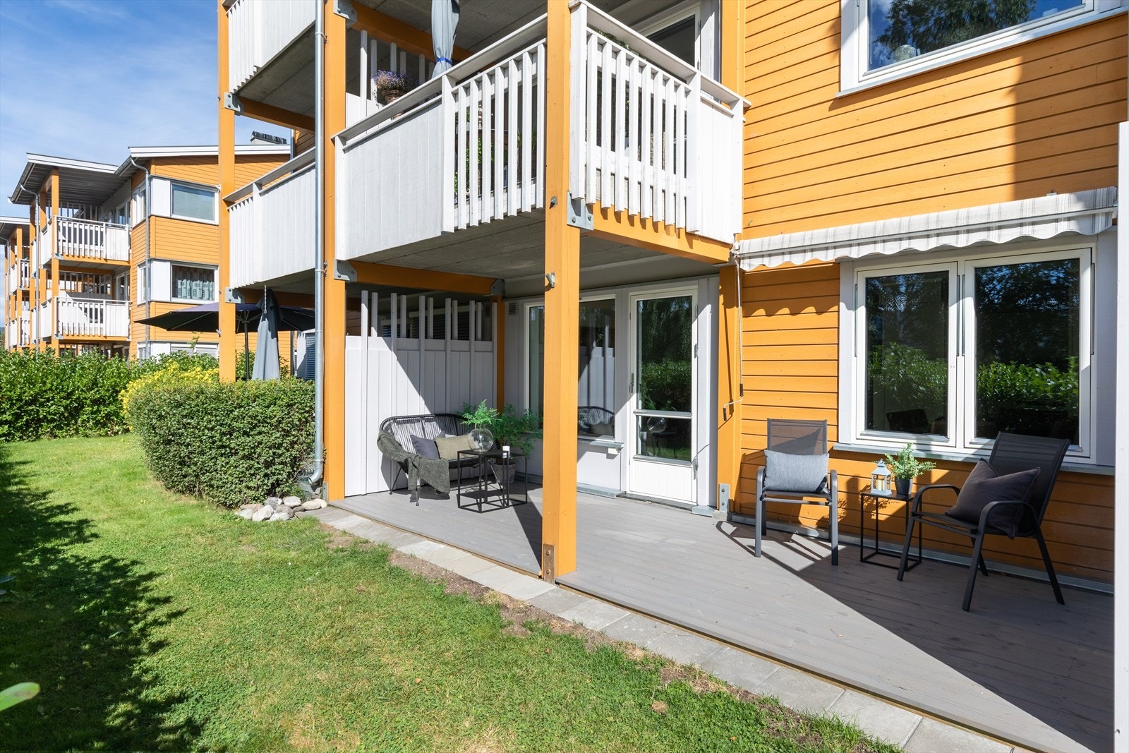 Delvis overbygget terrasse med adkomst til plenarealer Galleribilde