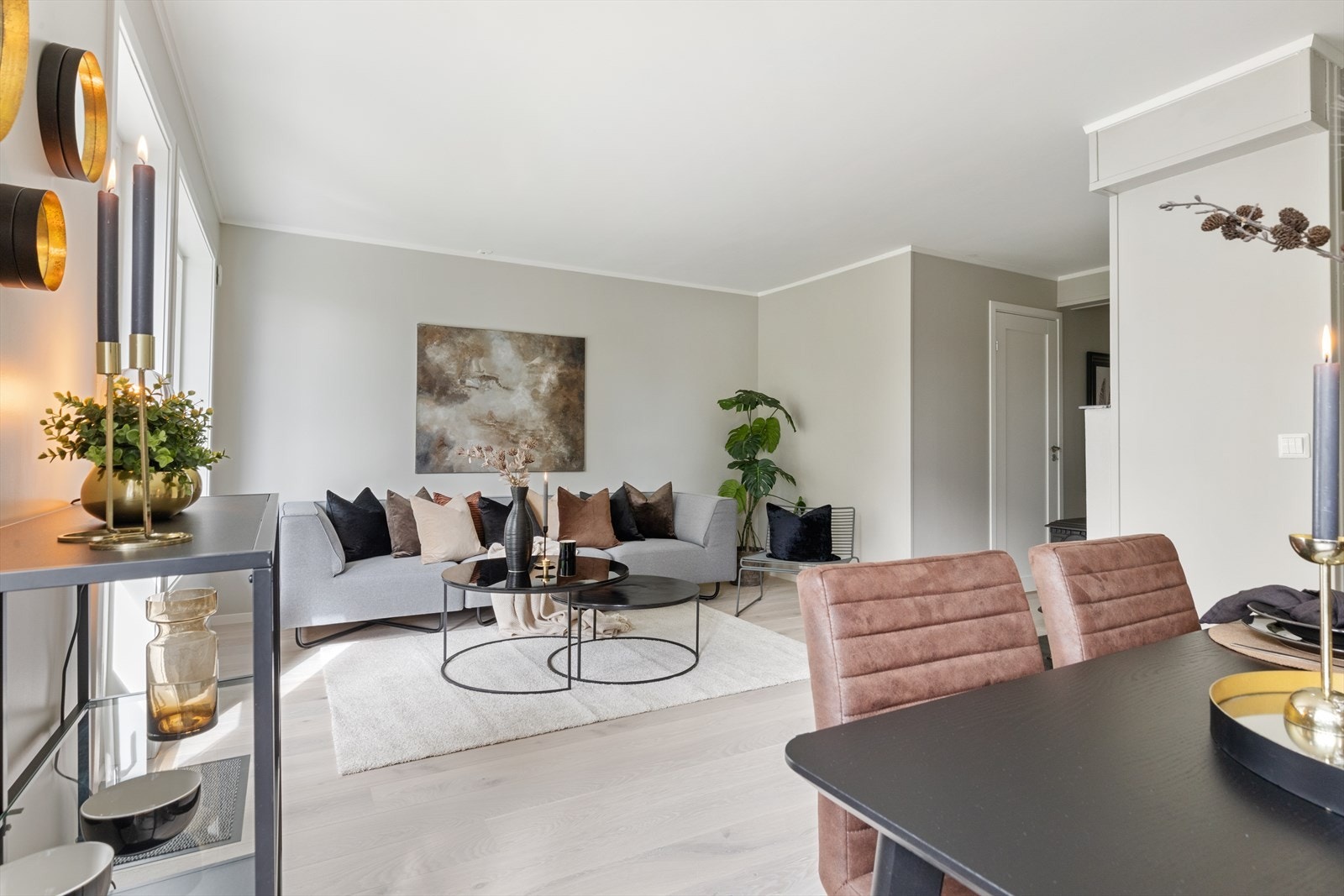 God plass for både sofagruppe og spisestue Galleribilde