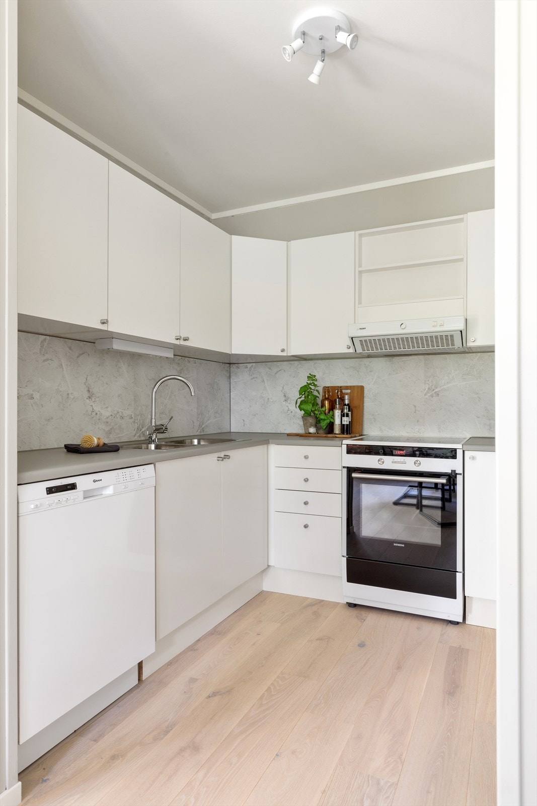 Praktisk kjøkken med dels åpen løsning Galleribilde