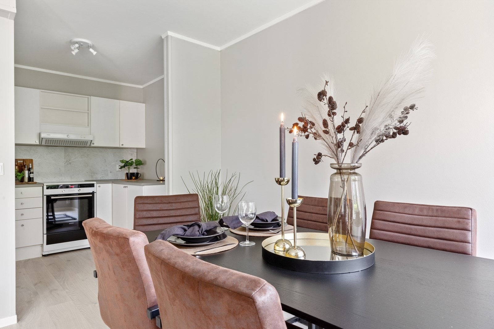 Spisestuen plassert i enkel avstand til kjøkkenet Galleribilde