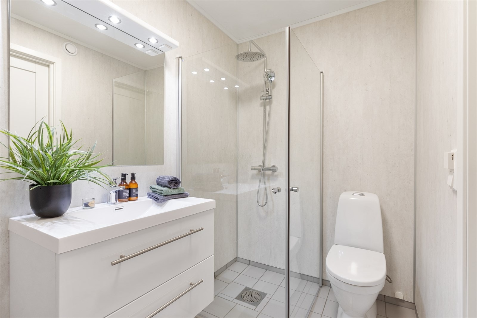 Moderne og funksjonelt bad som ble pusset opp 2020 Galleribilde