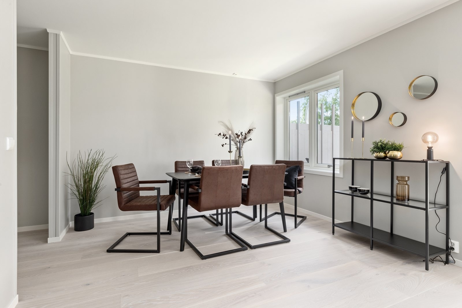 Spisestue med plass for mange til hyggelige måltider Galleribilde