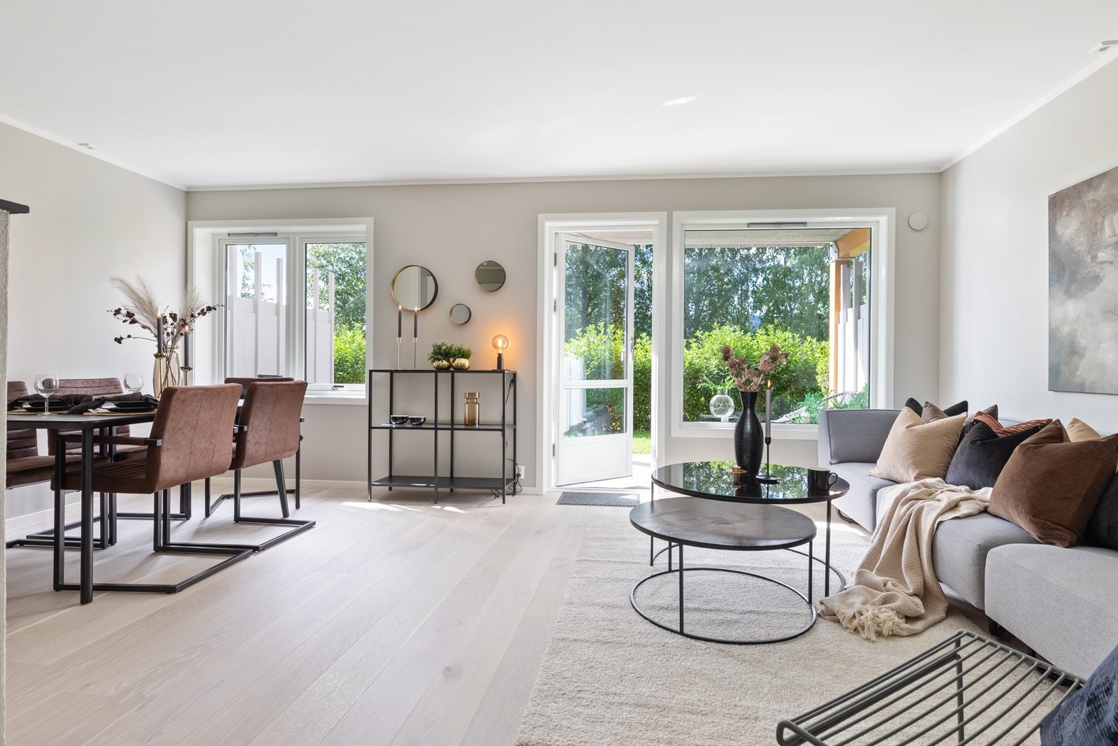 Lys og hyggelig stue med godt lysinnslipp og nye flater Galleribilde