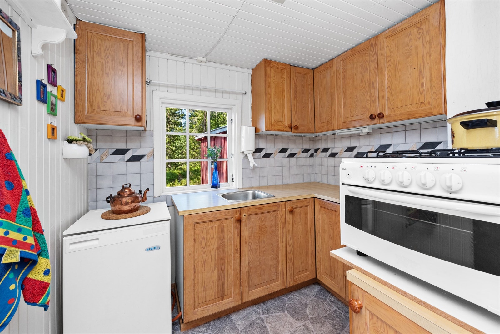 Enkelt kjøkken med benkeplass Galleribilde