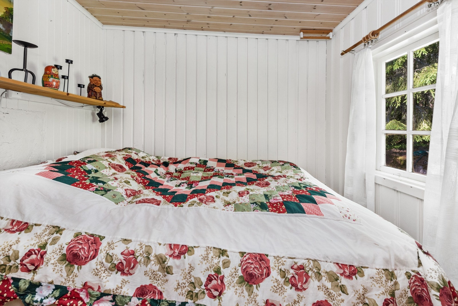 Hovedsoverom med plass til dobbeltseng Galleribilde