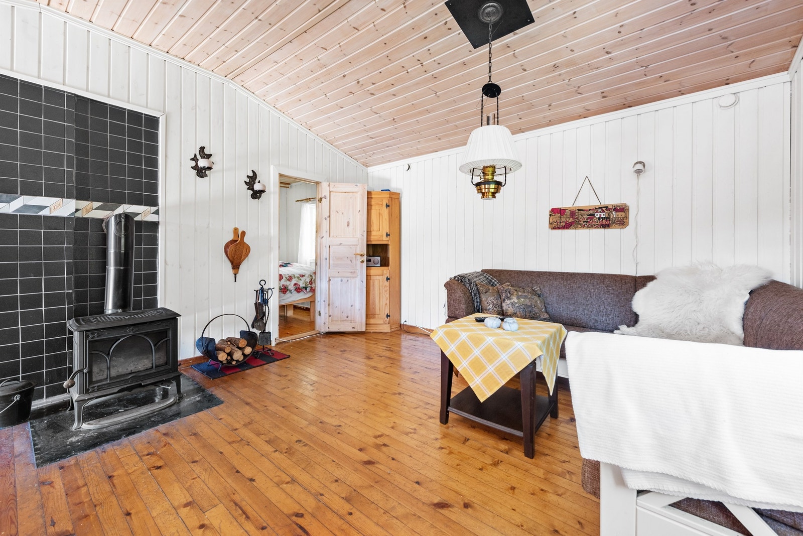 Vedovn som varmer godt på kalde høst- og vinterkvelder Galleribilde