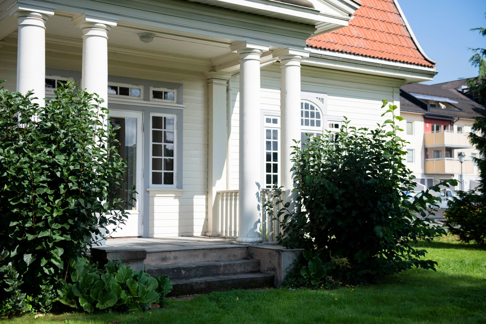 Originale søyler pryder fasadene. Galleribilde