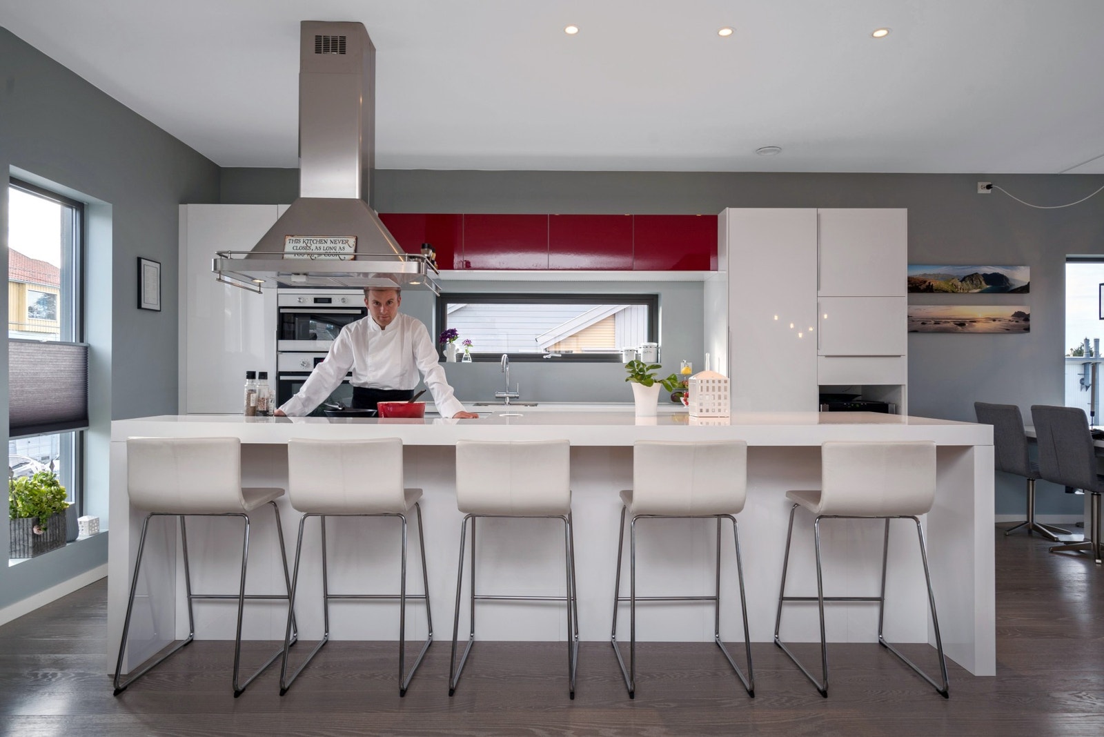 Kjøkkenets utforming legger til rette for god sosial kontakt mellom kokk og gjester. Galleribilde