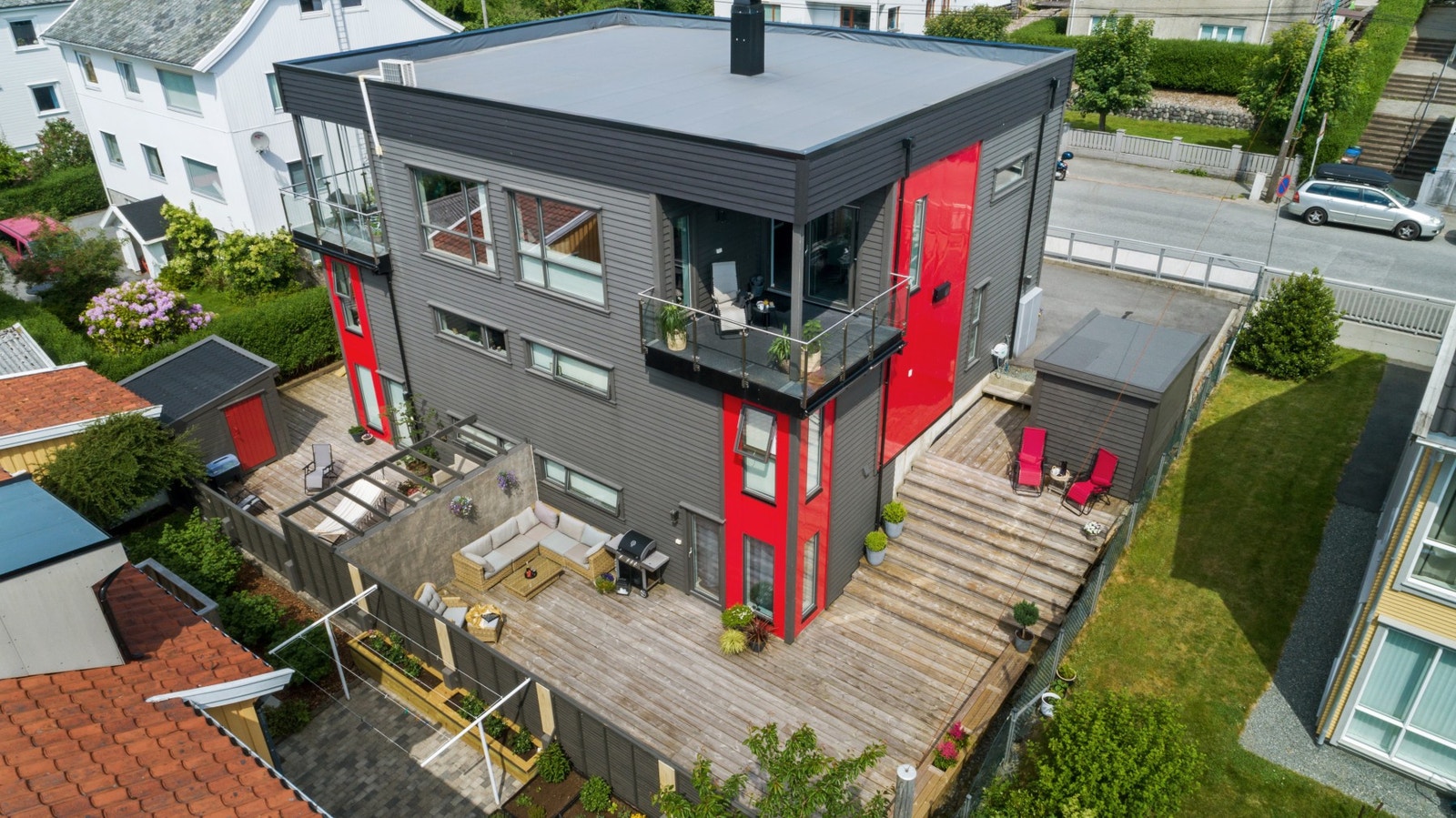 Stilig fasade, og store terrasseområder. Her er det lagt opp for minimalt med vedlikehold, men maksimalt med hygge. Galleribilde