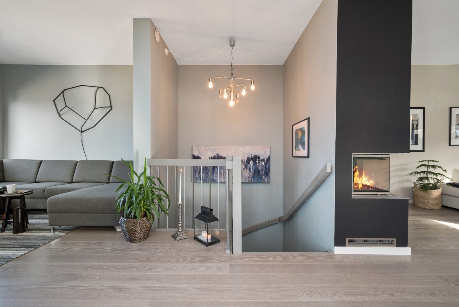 Fargevalg og materialvalg er nøye gjennomtenkt, og gir en flott helhet i boligen. Galleribilde