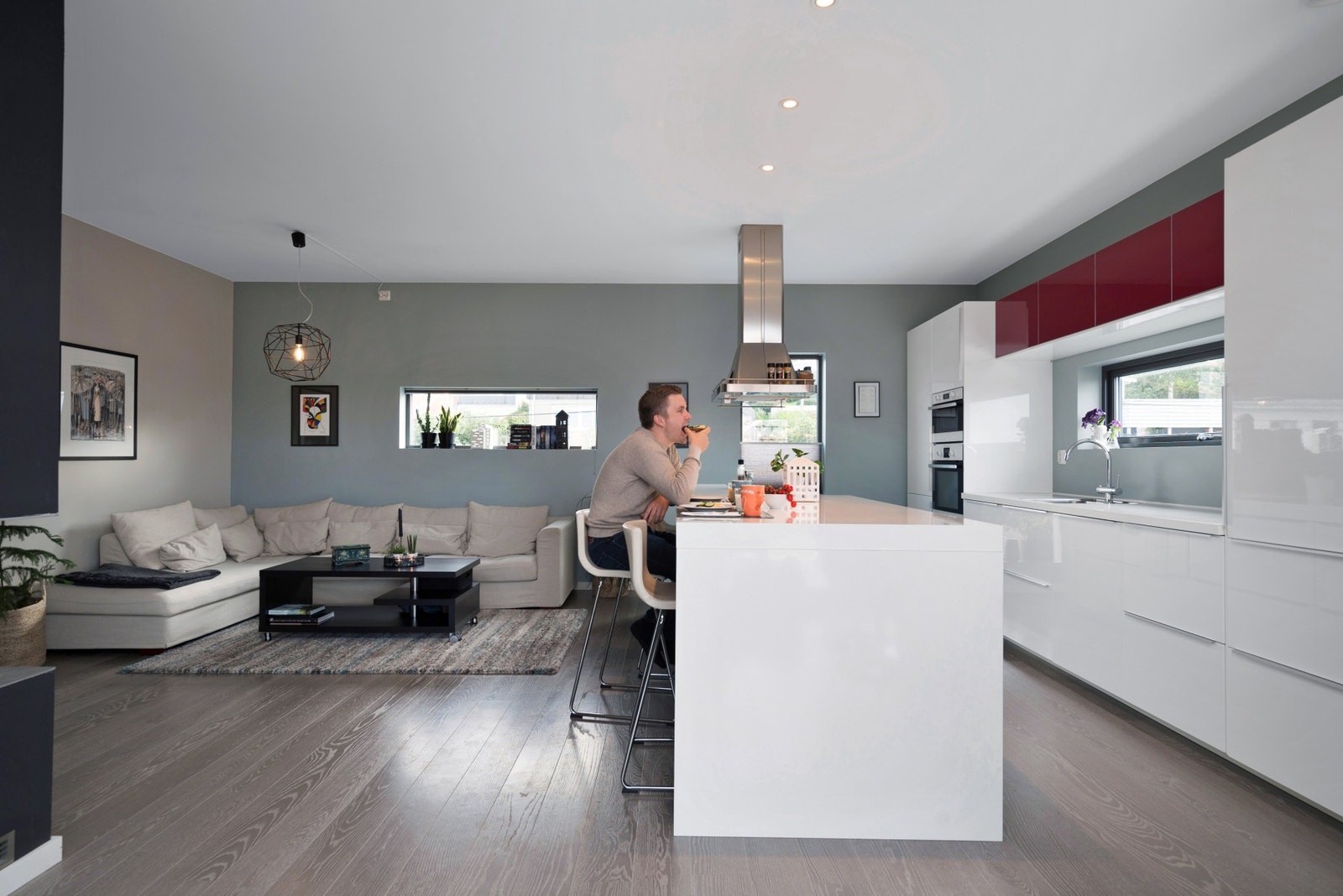 Nyt frokosten fra kjøkkenets store kjøkkenøy. Galleribilde