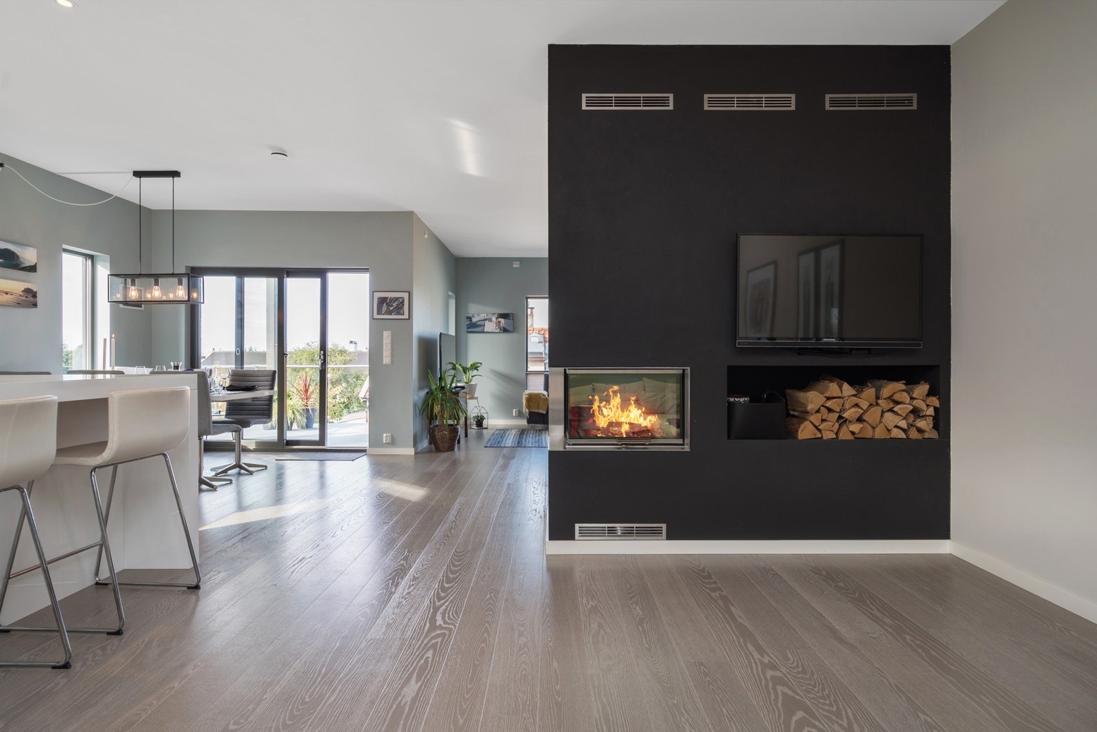 Lekkert innebygget ildsted. Galleribilde