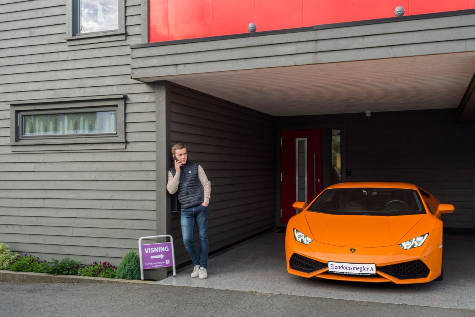 Carport med støpt dekke og god plass for ditt foretrukne fremkomstmiddel. Galleribilde