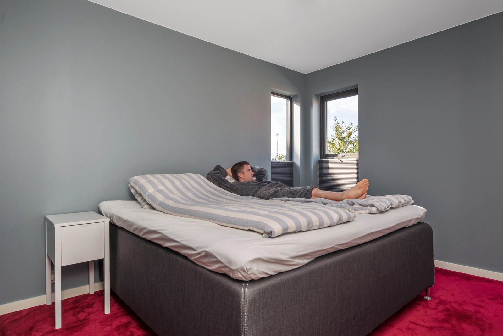 Foreldresoverom med stor garderobe. PS: teppe kan enkelt byttes til farge etter eget ønske. Konferer megler for fargetips. Galleribilde