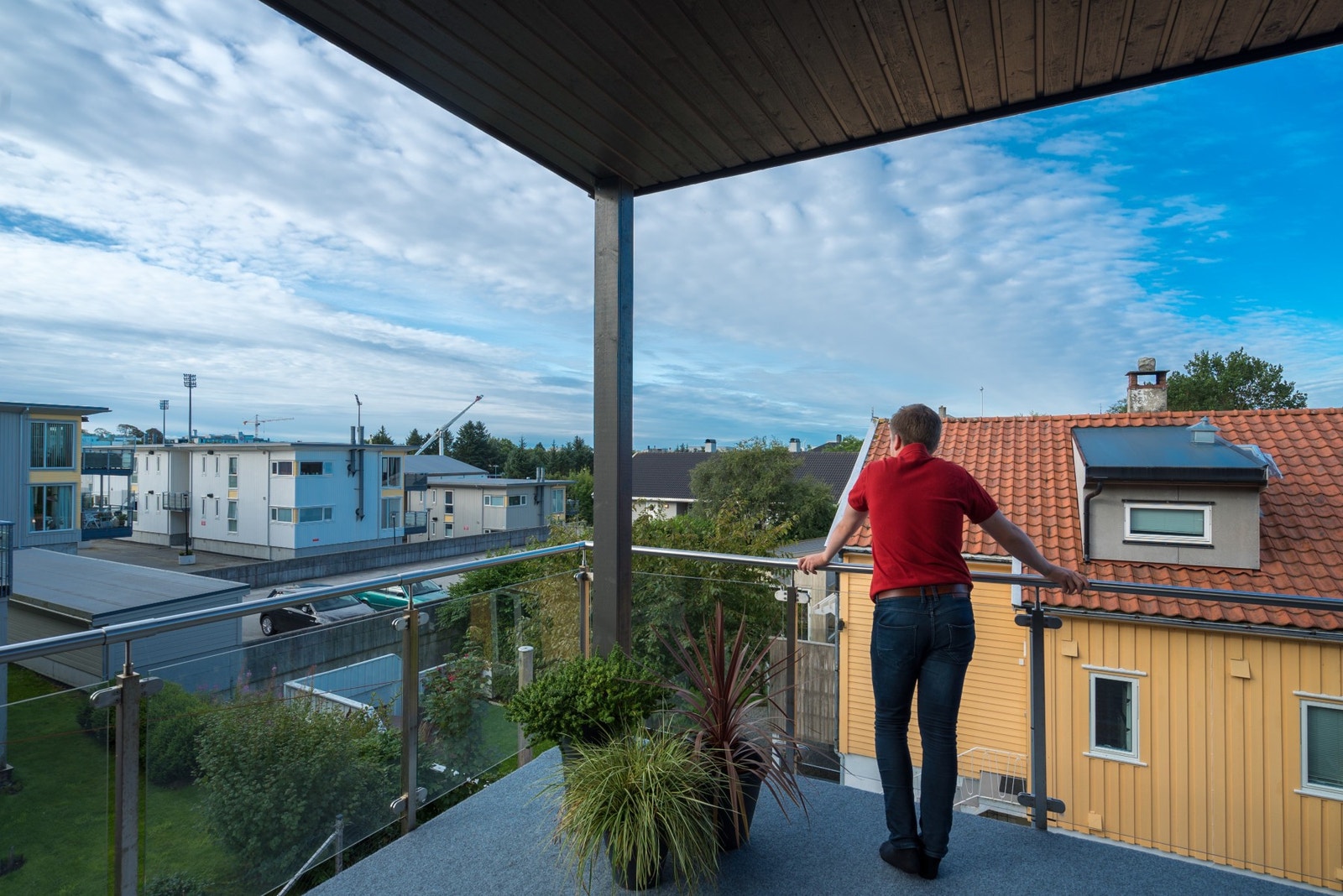 Hva med å trekke litt frisk luft fra overbygget terrasse med utgang fra stuen? Galleribilde