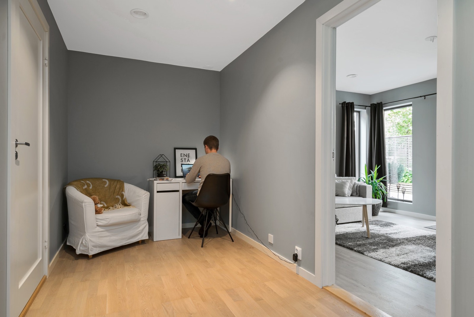 Kontorkrok eller kjøkkenkrok til utleiedel? Her ligger vann og strøm klart i veggen. Galleribilde