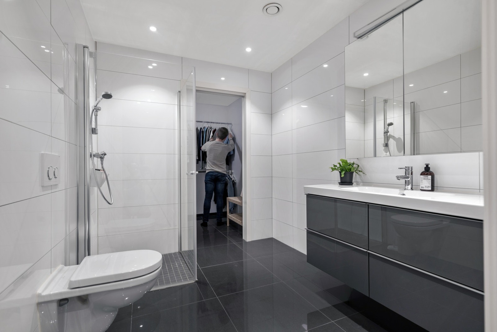 Kanskje du foretrekker å foreta valg av antrekk og bekledning fra boligens andre bad med garderobe? Galleribilde