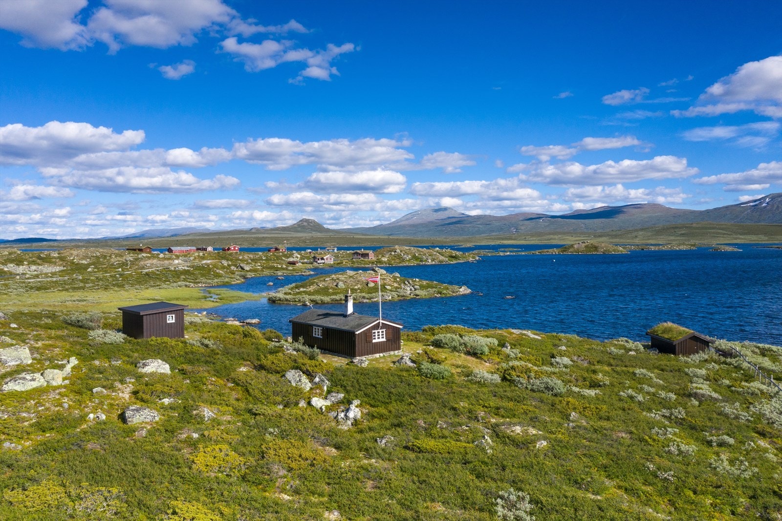 Ca. 1035 m.o.h, i fjellområdet mellom Jotunheimen- og Langsua Nasjonalpark. Galleribilde
